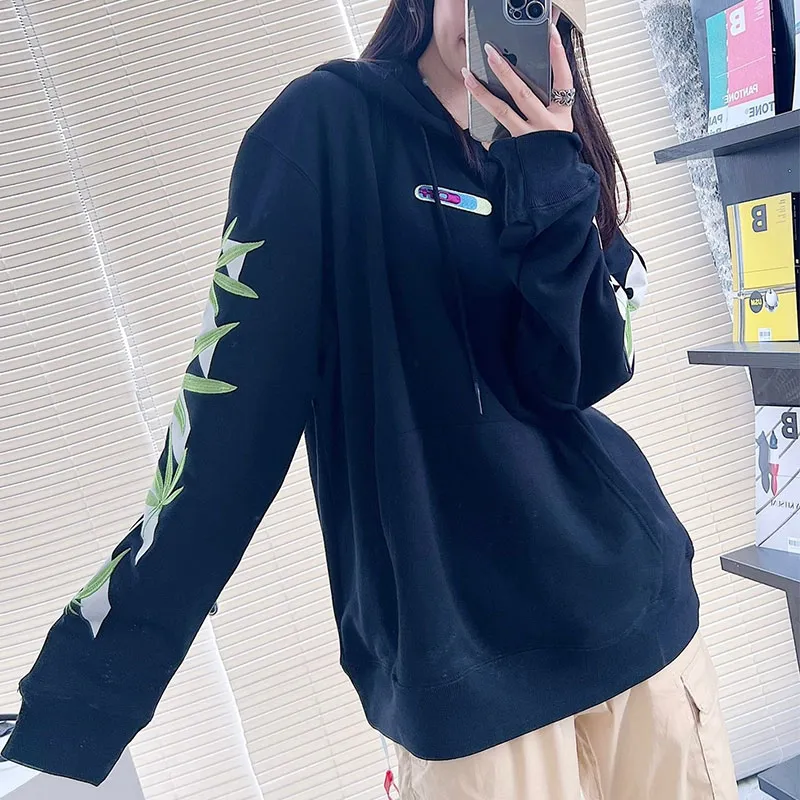 ♻️💯Refer to the model picture for the upper body❤️[New style] 22SS top version OFFWHITE OW lucky leaf embroidery print men and women couples the same trendy pure cotton loose autumn and winter hooded sweatshirt. This year's environmentally friendly series is indeed a bit interesting, all centered around plants. The combination of lucky leaves and arrows has a slightly fresh and artistic style. The front panel printing uses Tajima embroidery printing and superimposed embroidery technology, with a yellow background, a second layer of blue, and the last layer is purple OFF. The embroidery is raised and has a tactile feel. The arrows on the back are made using imported glue technology and then put on the embroidery machine. The printing is realistic and full. Ye Jing's expression is very obvious. Customized three-label auxiliary materials to perfectly restore ZP.  Color: black and white Size: XS-L P:430